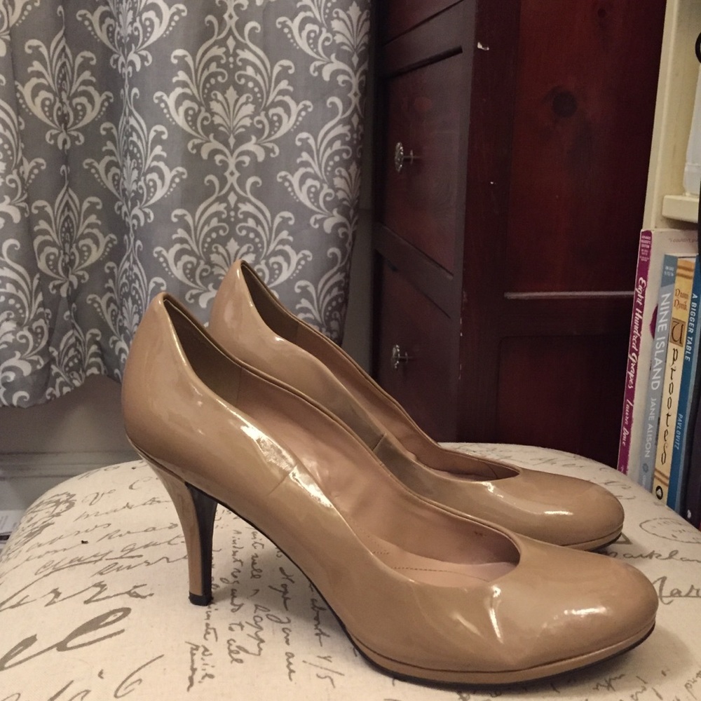 Tahari Pumps - nude or cream
